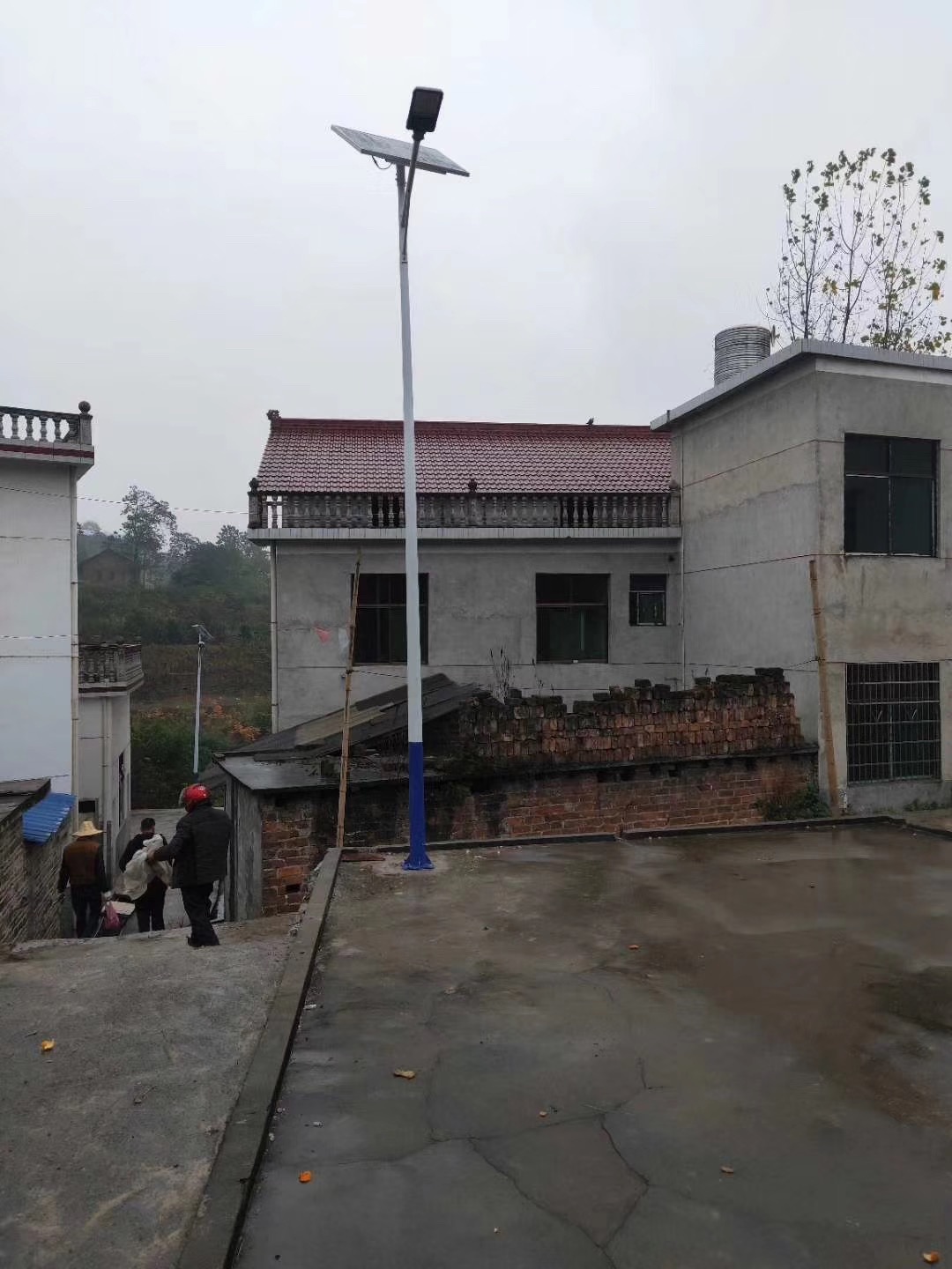 農(nóng)村新裝的太陽(yáng)能路燈