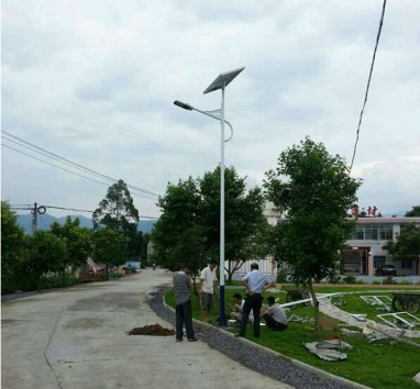 6米太陽(yáng)能路燈報(bào)價(jià),亮燈時(shí)間12小時(shí)